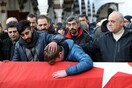 Βαρύ πένθος στην Τουρκία που κηδεύει τους πρώτους νεκρούς της αιματηρής επίθεσης στην Kωνσταντινούπολη