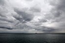 Καιρός: Ανεβαίνει η θερμοκρασία, αλλά οι βροχές παραμένουν