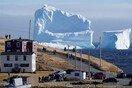 Καναδάς: Ένα τεράστιο παγόβουνο περνά από μια παραθαλάσσια πόλη και προκαλεί εντύπωση