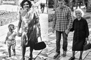 Περίπατος στον κήπο με την μαμά - τότε και τώρα