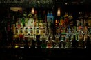 Έφοδος αστυνομικών σε μπαρ που σέρβιρε ποτά στην Αθήνα