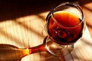 Έρευνα: Ακόμη και η μέτρια κατανάλωση αλκοόλ μπορεί να κάνει ζημιά στον εγκέφαλο