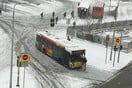 Οδηγός του ΟΑΣΘ δεν άνοιξε την πόρτα σε επιβάτη κι αυτός κάθησε μπροστά μπλοκάροντας το λεωφορείο. Τι έγινε μετά;