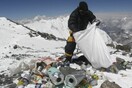 Στο Έβερεστ οι ορειβάτες αφήνουν πίσω τους τόνους σκουπιδιών