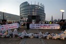 Αντίπαλοι της CETA διαδηλώνουν μπροστά από το Ευρωπαϊκό Κοινοβούλιο