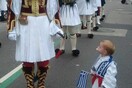 Η Κομισιόν εύχεται για την 25η Μαρτίου με μεγάλους και «μίνι» τσολιάδες