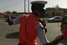 Αυτός ο τροχονόμος της Νιγηρίας ρυθμίζει την κίνηση με φιγούρες του Μάικλ Τζάκσον