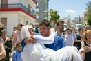 Φίλος του γαμπρού ντύθηκε νύφη και το ρύζι έπεφτε με μπουλντόζα σε γάμο στην Κρήτη