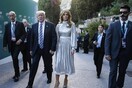 Μελάνια και Ντόναλντ επιτέλους κρατιούνται σφιχτά από το χέρι στο αρχαίο ελληνικό θέατρο της Ταορμίνα