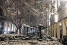 Οι Αθηναίοι βγήκαν νυχτερινή βόλτα στο χιόνι και φωτογραφίζουν την πόλη