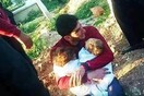 Με δύο νεκρά μωρά στην αγκαλιά