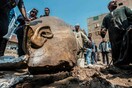 Νέες φωτογραφίες και βίντεο από το κολοσσιαίο άγαλμα του Ραμσή Β' που βρέθηκε στα λασπόνερα του Καΐρου