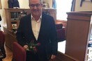 Kόκκινα τριαντάφυλλα στις γυναίκες της Βουλής μοίρασε ο Δ. Κουτσούμπας, για την Ημέρα της Γυναίκας