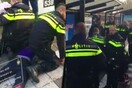 Oλλανδία: 13 αστυνομικοί επεμβαίνουν για να περάσουν χειροπέδες σε νεαρό που τρώει σάντουιτς σε λεωφορείο