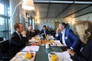 Ο Θεοδωράκης θυμάται τη συνάντηση του με τον Μακρόν και αναφωνεί: Εμπρός Εμανουέλ