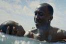 O πρωταγωνιστής του "Moonlight" μιλά με λυγμούς για τη διαφορετικότητα και αποθεώνεται