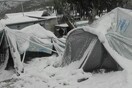 Καλύφθηκαν από χιόνι οι σκηνές των προσφύγων στη Mόρια της Λέσβου