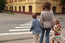 Έρευνα: Τα παιδιά δεν μπορούν να διασχίσουν με ασφάλεια έναν δρόμο πριν από τα 14 τους