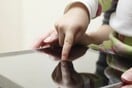Έρευνα: Κινητά και tablets «κλέβουν» τον ύπνο των παιδιών