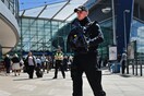 Η Τερέζα Μέι βγάζει στρατό στους δρόμους και ανεβάζει τη χώρα στο ανώτατο επίπεδο συναγερμού