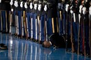 H στιγμή που φρουρός κατέρρευσε στο τιμητικό άγημα της τελευταίας επιθεώρησης στρατού από τον Ομπάμα