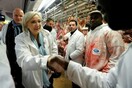 Πέταξαν ντομάτες στη Λεπέν σε επίσκεψή της στα περίχωρα του Παρισιού