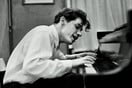 Glenn Gould: Ο μεγάλος πιανίστας που γεννήθηκε σαν σήμερα το 1932