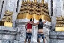 Τουρίστες φωτογραφήθηκαν με γυμνά οπίσθια έξω από ναό στη Μπανγκόκ και συνελήφθησαν