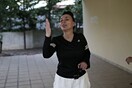 H άσεμνη χειρονομία της Βίκυς Σταμάτη στους δημοσιογράφους (βίντεο)