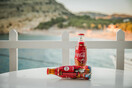 Ένα μπουκάλι Coca-Cola ταξιδεύει την Κρήτη στον κόσμο