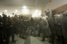 Άγριο ξύλο και συγκρούσεις στο Ειρηνοδικείο: Στο νοσοκομείο ο πρώην δήμαρχος Καισαριανής - Δακρυγόνα μέσα στη δικαστική αίθουσα