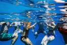 Βλέποντας έναν βλοσυρό μουσάτο να βγαίνει από την πολυκατοικία με το καλό του φόρεμα...