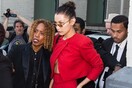 «Μην την ακουμπάς!»: Η στιγμή που η Bella Hadid βάζει τις φωνές στο σωματοφύλακα επειδή έσπρωξε μια φωτογράφο