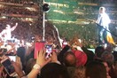 Η συγκινητική στιγμή που θαυμαστής των Coldplay σε αναπηρικό αμαξίδιο φτάνει με crowd surfing ως τη σκηνή