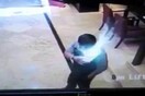 Βίντεο δείχνει τη στιγμή που ένα κινητό τηλέφωνο εκρηγνύεται στην τσέπη ενός άντρα