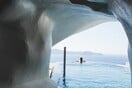 Η μυστηριακή εμπειρία της Σαντορίνης μέσα από τα ξεχωριστά δωμάτια ενός ξενοδοχείου στην Καλντέρα