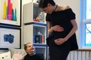 Ντυμένη στα μαύρα, μαζί με την κόρη της η Coco Rocha ανακοίνωσε τη δεύτερη εγκυμοσύνη της