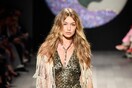 Το απίστευτο catwalk της Gigi Hadid με ένα παπούτσι απλώς επιβεβαιώνει γιατί είναι supermodel