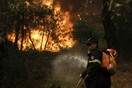 Σε πλήρη εξέλιξη η πυρκαγιά στην Τζια