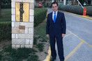 O Γεωργιάδης φωτογραφίζεται δίπλα στο μνημείο της ΕΡΤ και μετά το χαρακτηρίζει «γελοίο»
