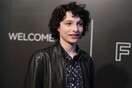 Ηθοποιοί υπερασπίζονται τον 14χρονο πρωταγωνιστή του Stranger Things επειδή αρνήθηκε να χαιρετίσει τους θαυμαστές του