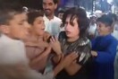 Η στιγμή της διαπόμπευσης: Transgender ξυλοκοπούνται και παρενοχλούνται στο Πακιστάν