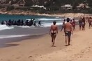 Μια βάρκα γεμάτη μετανάστες φτάνει σε δημοφιλές τουριστικό θέρετρο της Ισπανίας: η συνέχεια έχει ενδιαφέρον