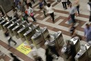 Αρχίσαμε - Πάτησαν το σήμα κινδύνου και σήκωσαν τις μπάρες στο μετρό