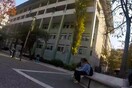Επίθεση του Ρουβίκωνα με μπογιές στα δικαστήρια Λάρισας