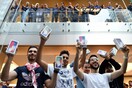«Δεν μπορώ να ζήσω χωρίς αυτό» φώναζαν στις ουρές για το νέο iPhone X