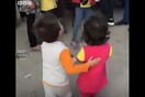 Αυτό το αγοράκι έγινε viral, επειδή βοήθησε ένα κορίτσι να βρει φαγητό μετά τον σεισμό του Ιράν. Κι όμως, πρόκειται για τεράστιο hoax