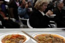 Die Zeit: Η ελληνική οικονομία ανακάμπτει, αλλά πολλοί δεν έχουν ούτε ένα πιάτο φαγητό