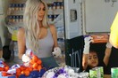 Η Κιμ Καρντάσιαν με φόρμες και γάντια στα χέρια μοίρασε τρόφιμα σε άστεγους του Λος Άντζελες παρέα με την 4χρονη Νορθ