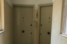 Ξαναχτύπησαν οι ληστές με το σίδερο - Βασάνισαν και προκάλεσαν σοβαρά εγκαύματα σε ηλικιωμένη στην Κυψέλη